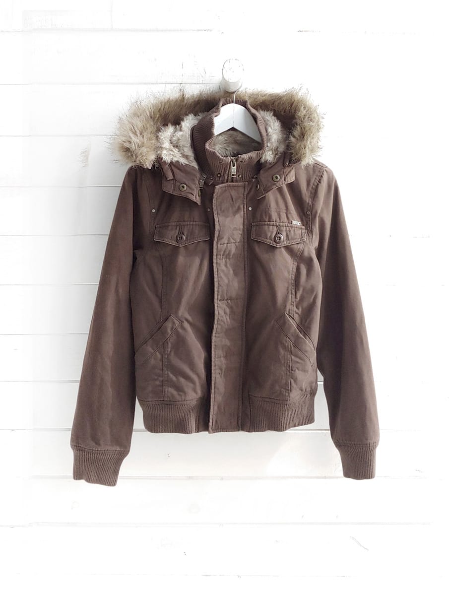 TNA — Parka con Forro de Piel Falsa · Talla M