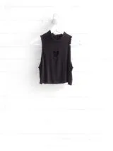 <strong>Shein</strong> Top Escote con Abertura de 🖤<br><strong>Muj M</strong>