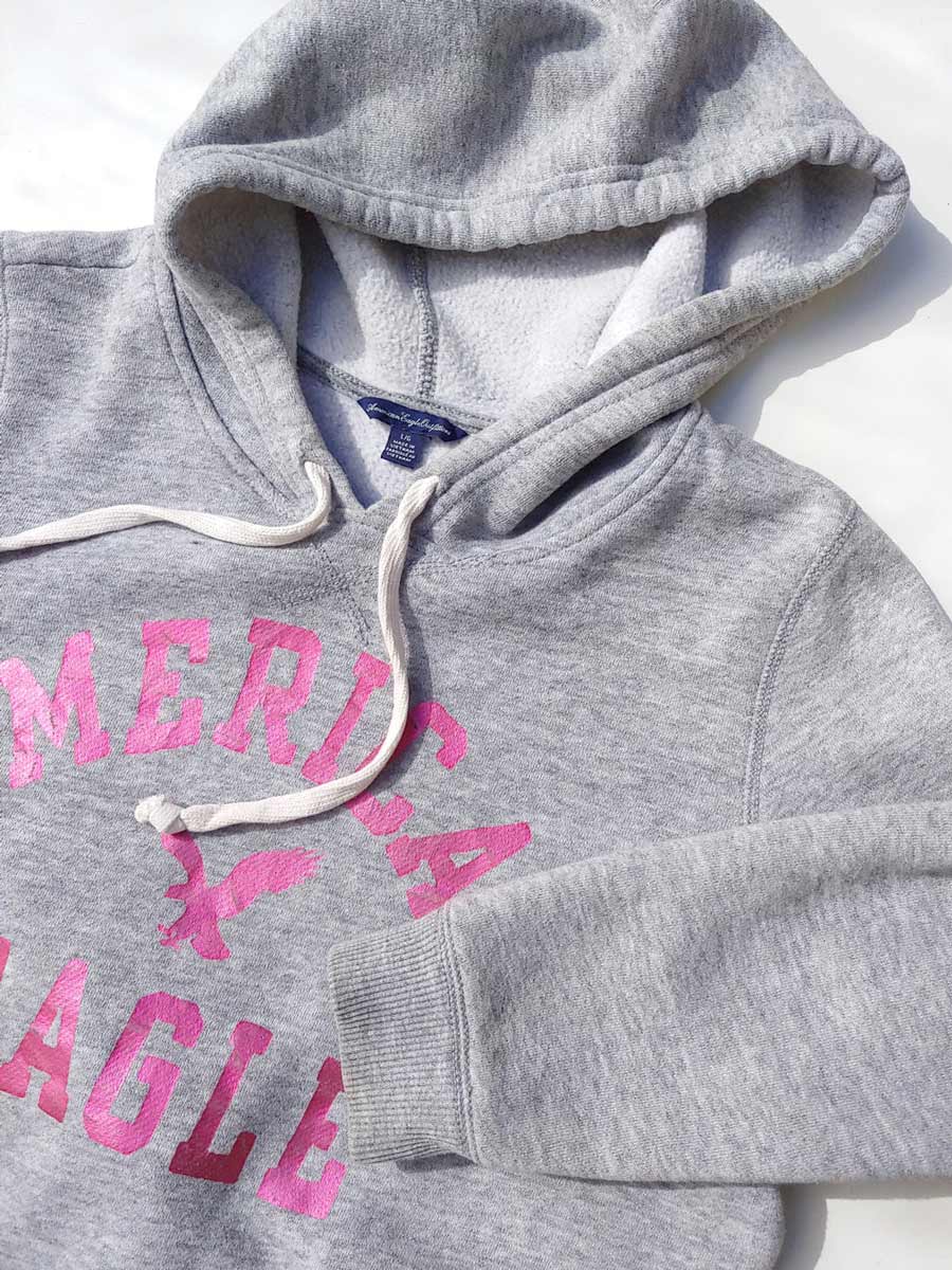 American-Eagle-Foil-Print-Poleron.con-Gorro-Logo-Estampado-03_