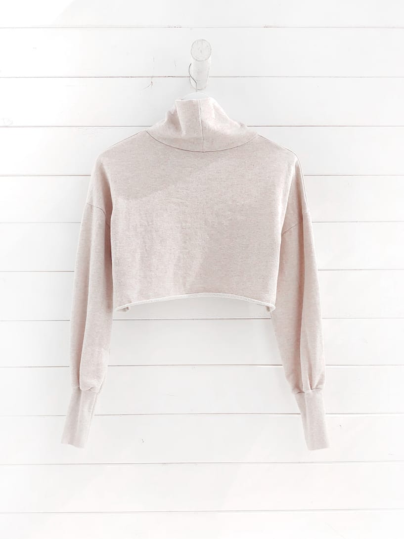 Boohoo-Poleron-con-cuello-de-tortuga-crop-curto-beige-02_