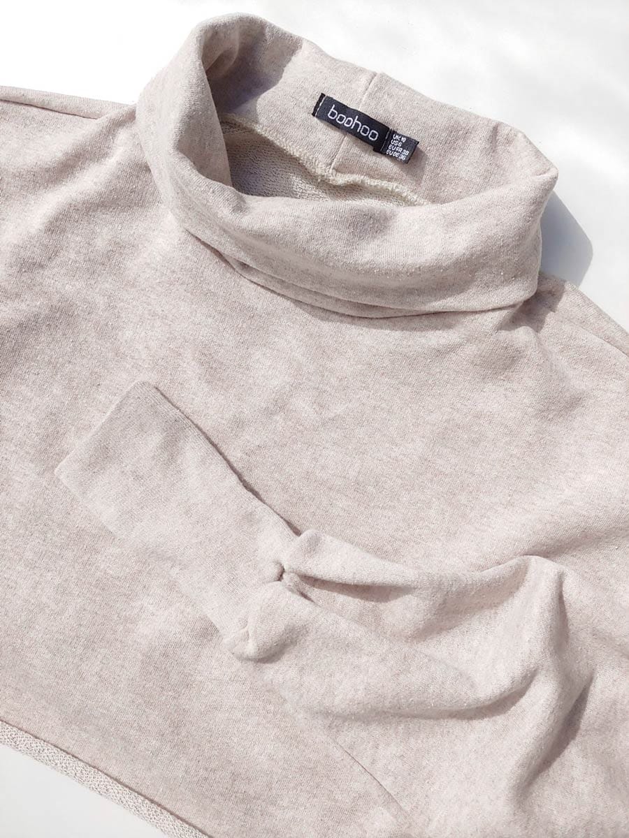 Boohoo-Poleron-con-cuello-de-tortuga-crop-curto-beige-03_