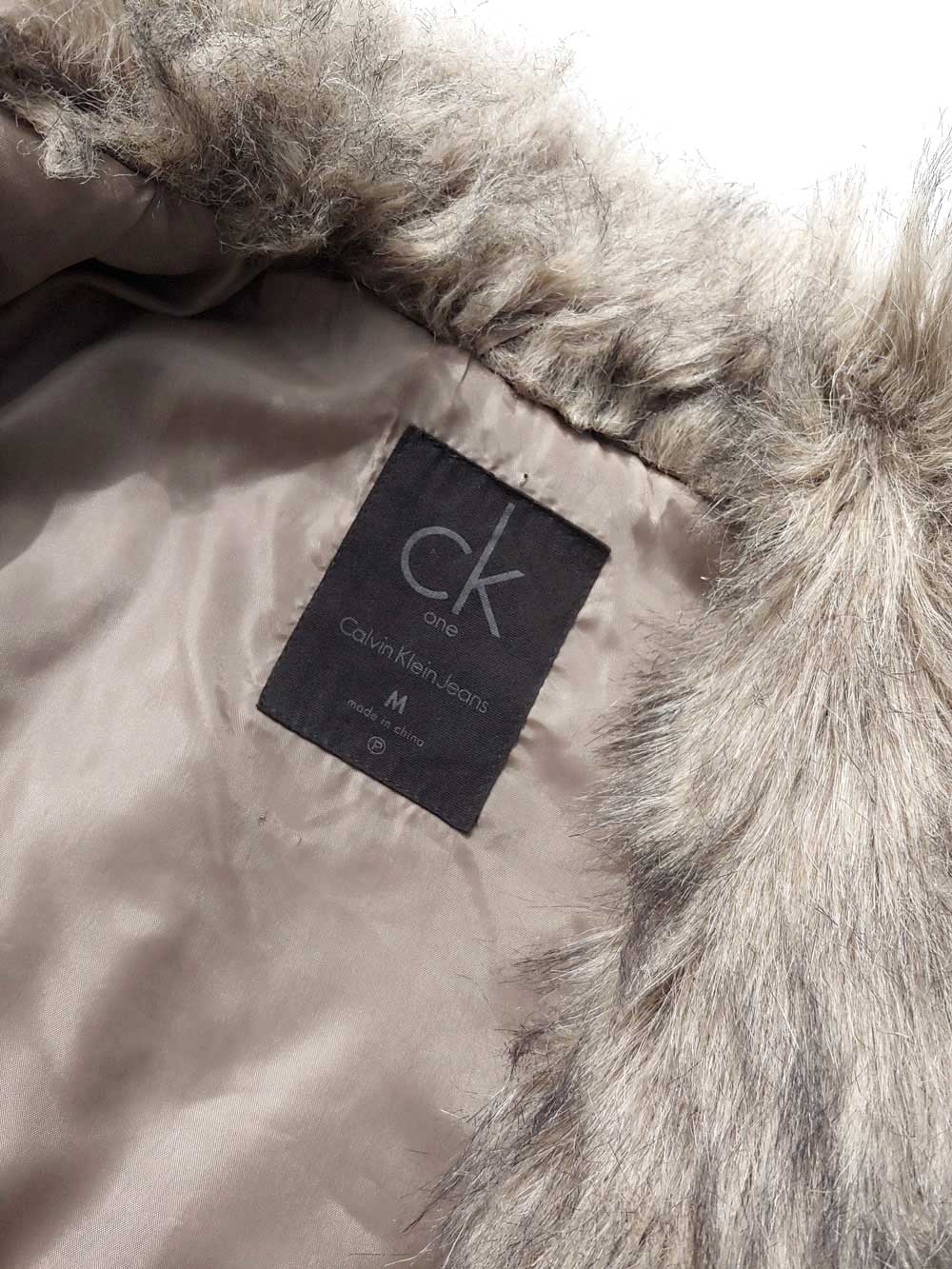 Calvin-Klein-Fake-Fur-Piel-sintetia-chaleco-sin-mangas-03_