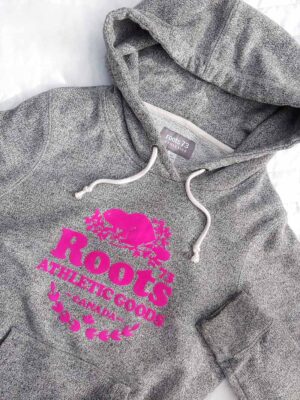 Poleron-con-gorro-Roots-Logo-estampa-pink-gris-03
