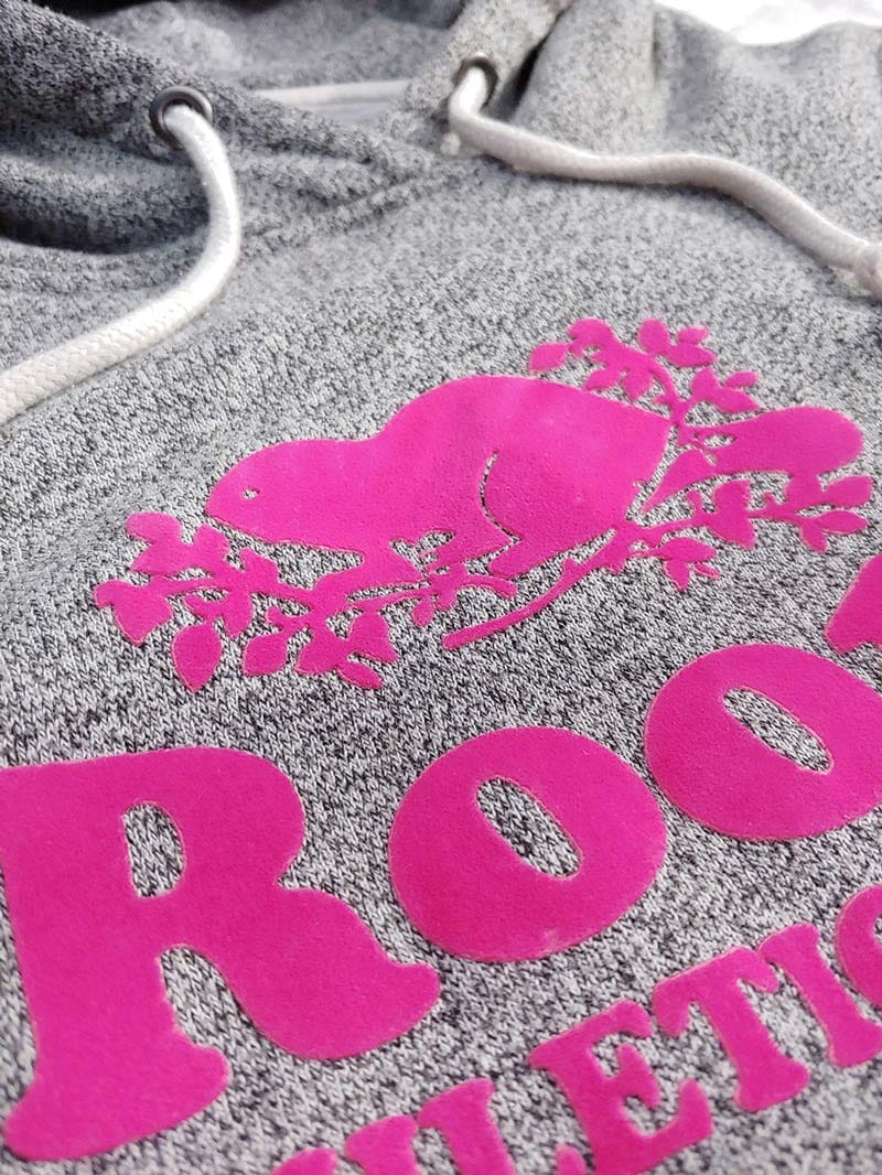 Poleron-con-gorro-Roots-Logo-estampa-pink-gris-04