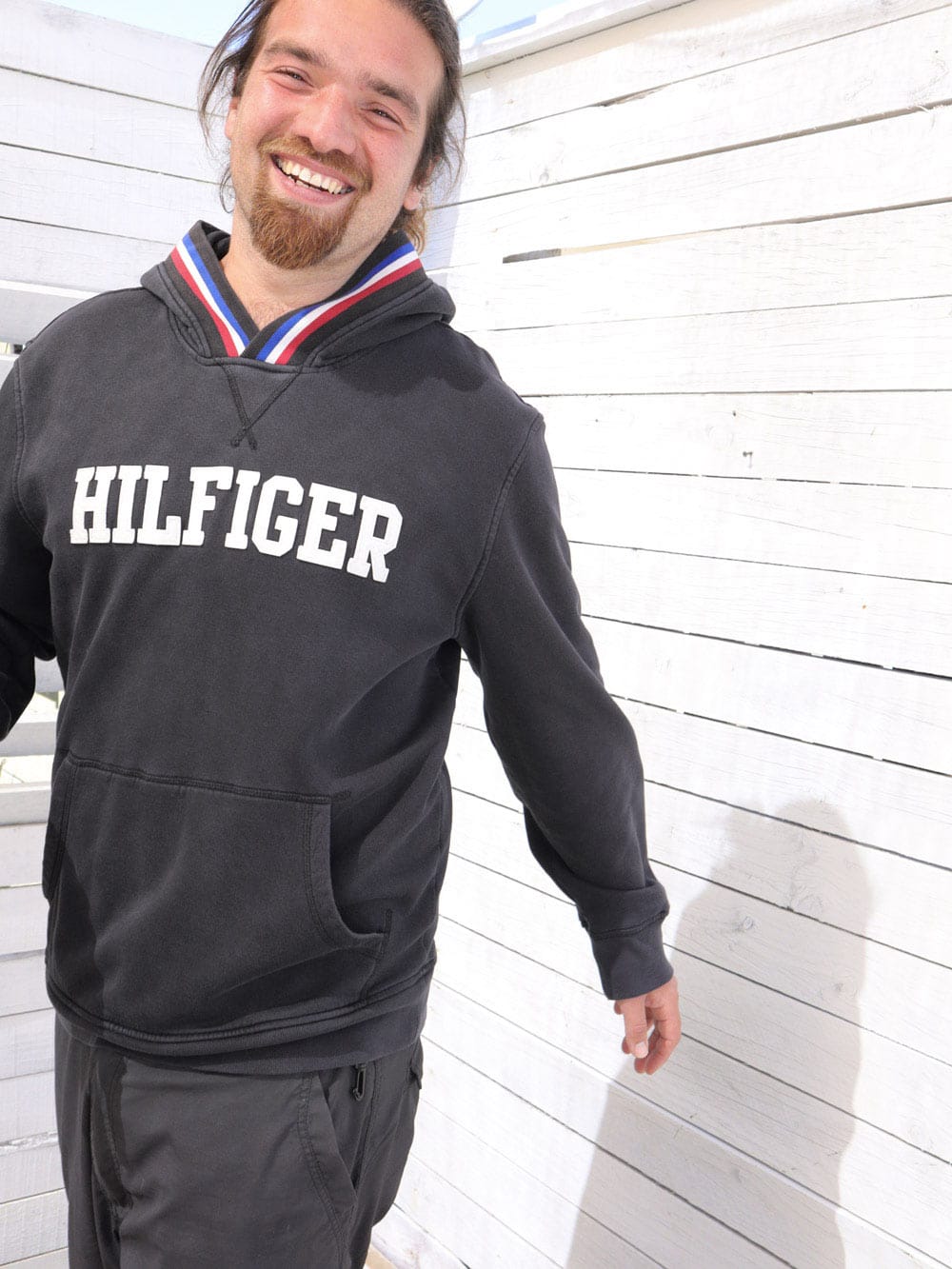 Poleron-con-gorro-marca-Tommy-Hilfiger-Logo-estampado-franjas-hombre-01_