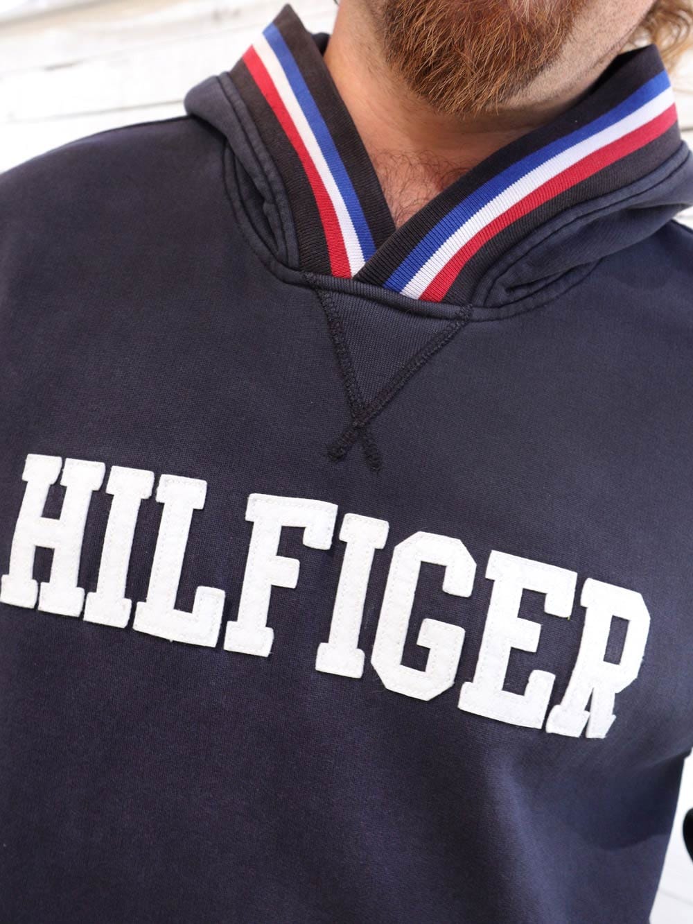 Poleron-con-gorro-marca-Tommy-Hilfiger-Logo-estampado-franjas-hombre-02_