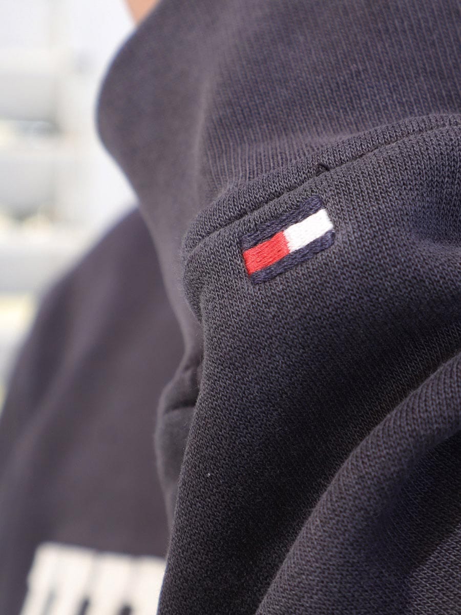 Poleron-con-gorro-marca-Tommy-Hilfiger-Logo-estampado-franjas-hombre-03_