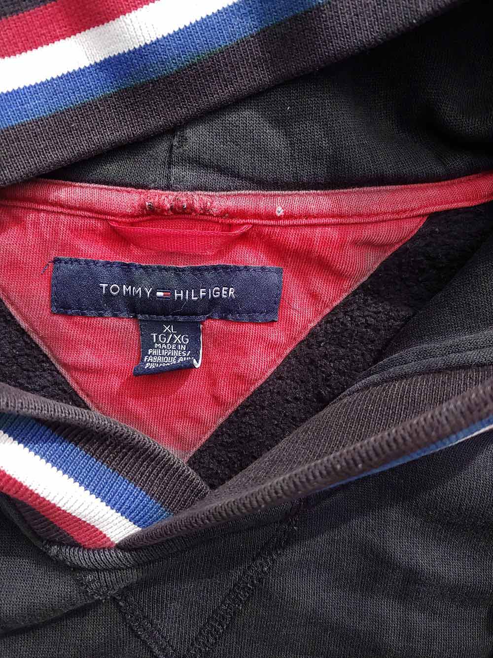 Poleron-con-gorro-marca-Tommy-Hilfiger-Logo-estampado-franjas-hombre-04_