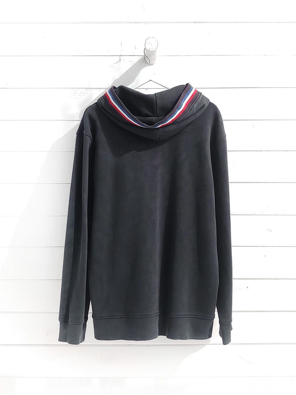 Poleron-con-gorro-marca-Tommy-Hilfiger-Logo-estampado-franjas-hombre-06_