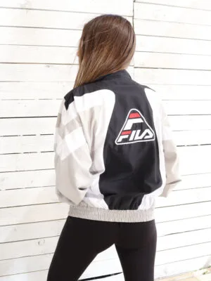 <strong>Fila</strong> Cortaviento Retro con Logo en la Espalda<br> <strong>Muj M</strong>