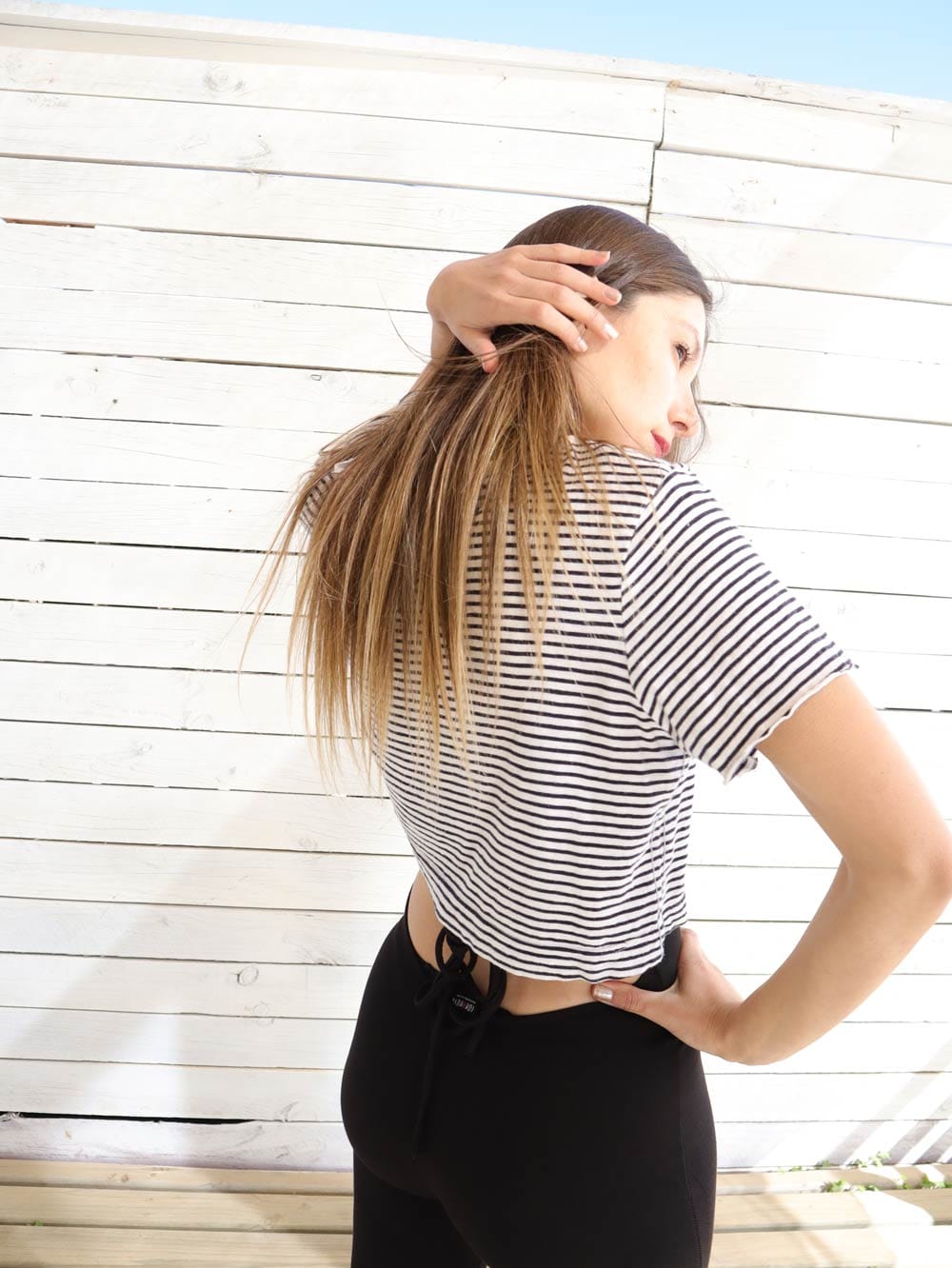 Cecil-polera-curta-crop-top-con-rayas-y-letras-marino_02