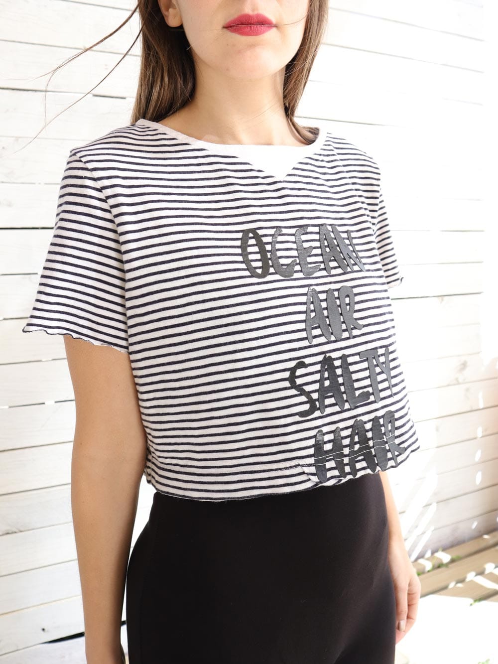 Cecil-polera-curta-crop-top-con-rayas-y-letras-marino_03