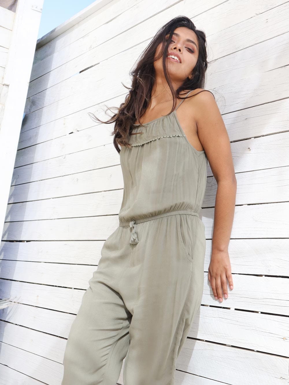 Enterito-con-volantes-caqui-olive-hum-veraniego-ligero_02