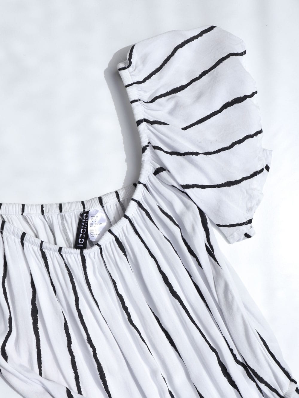 Hum-Divided-enterito-curto-con-rayas-verticales-con-escote-bardot_04