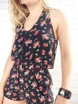 Seduction-enterito-curto-estampado-floral-negro-cuello-halter_01
