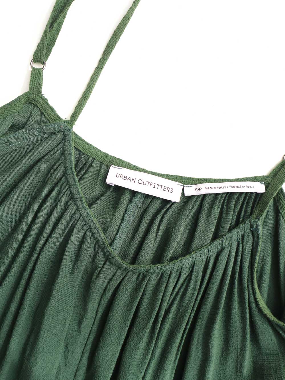 Urban-Outfitters-Extragrande-Oversized-caqui-enterito-tirantes-finos_04