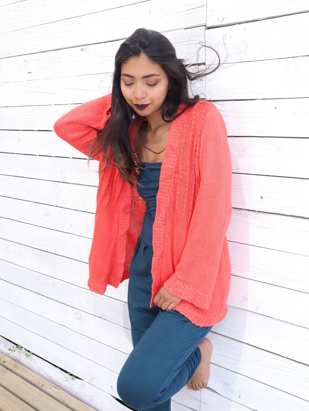 Audrey-Shearer-Tapado-color-llamativo-naranja-con-botones-tejido_01