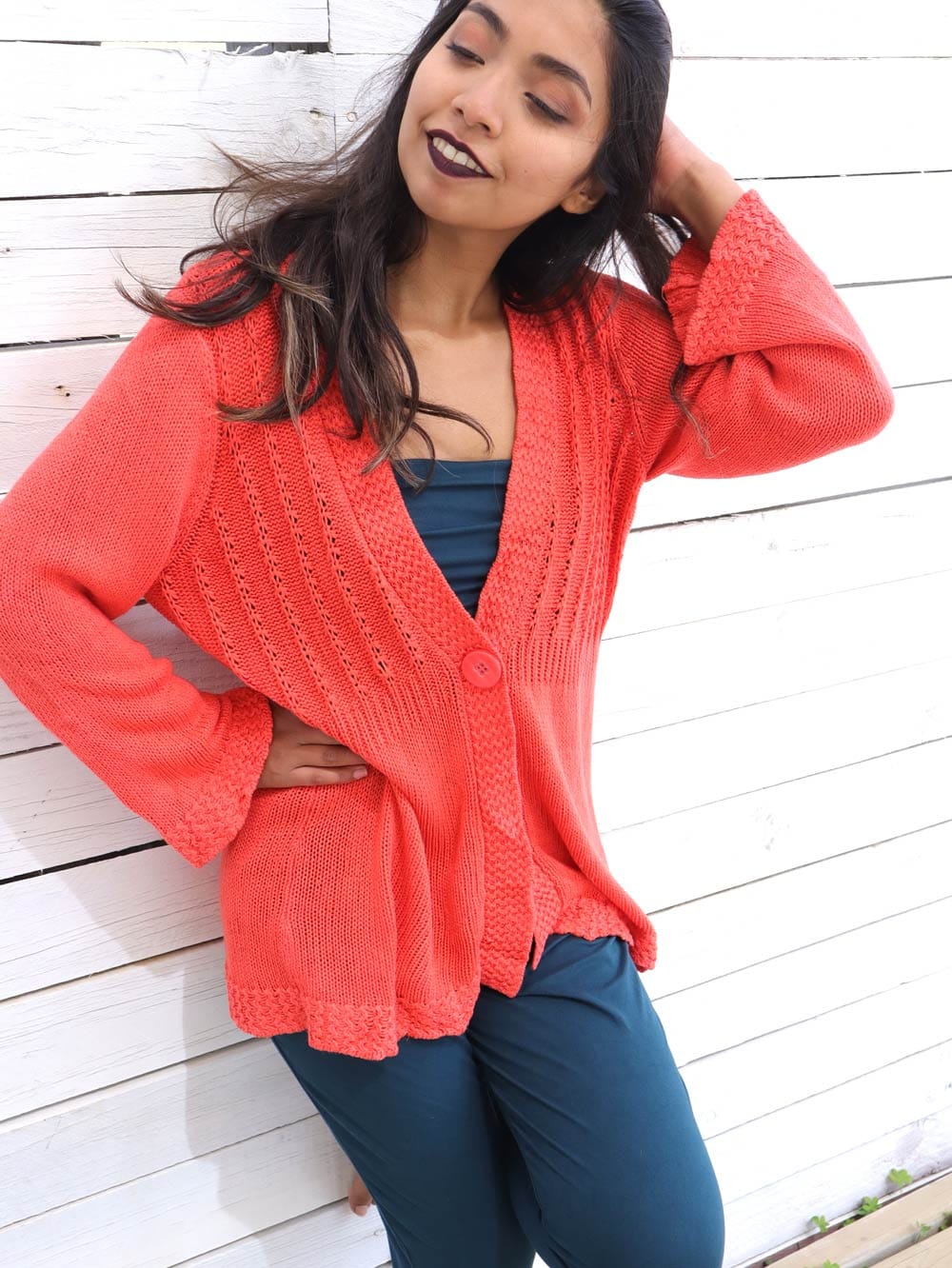 Audrey-Shearer-Tapado-color-llamativo-naranja-con-botones-tejido_02