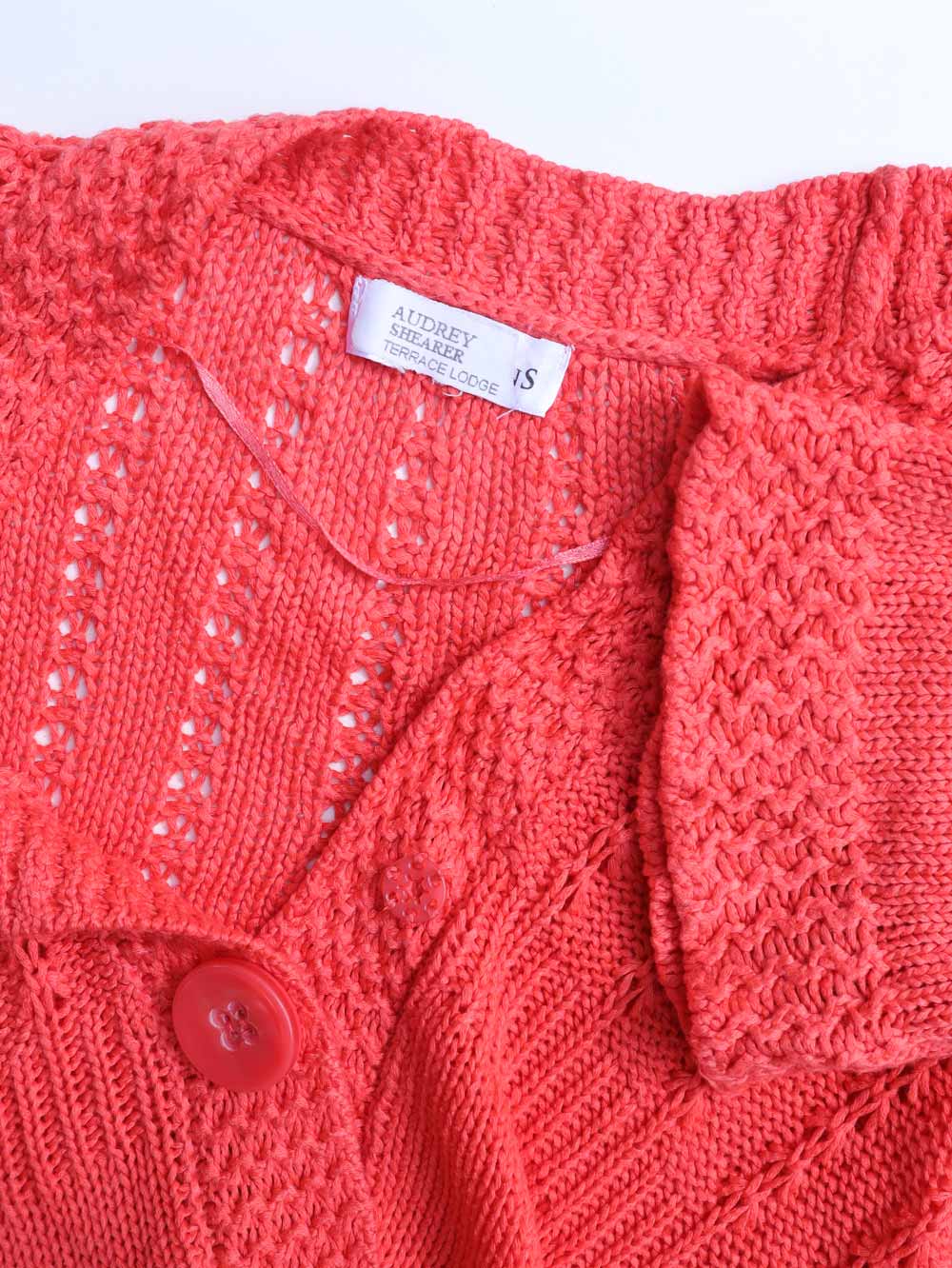 Audrey-Shearer-Tapado-color-llamativo-naranja-con-botones-tejido_04