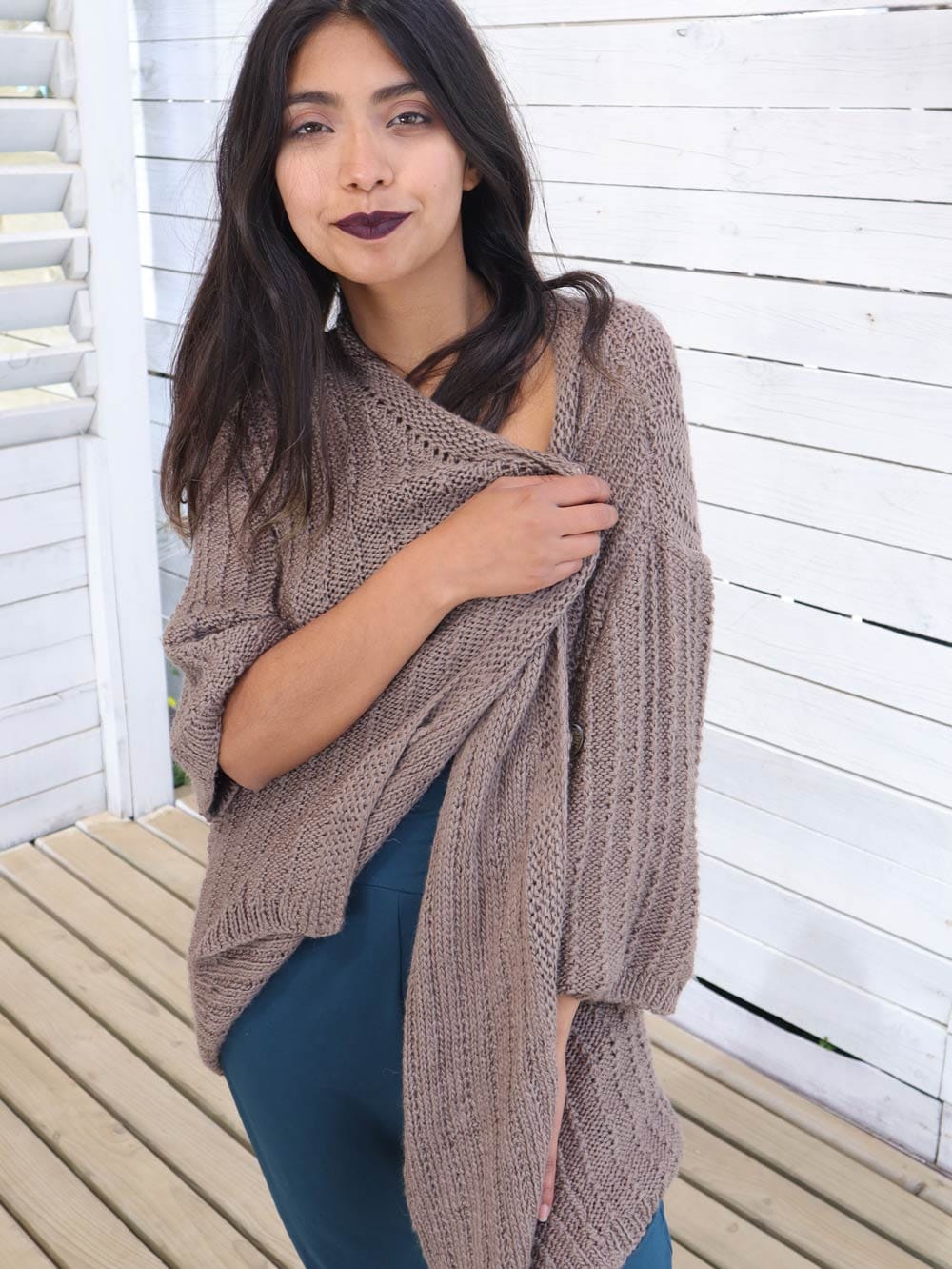 Cardigan-tejido-marron-mangas-curtas-de-punto-grueso_03