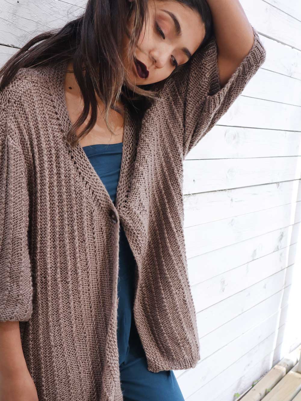 Cardigan-tejido-marron-mangas-curtas-de-punto-grueso_04