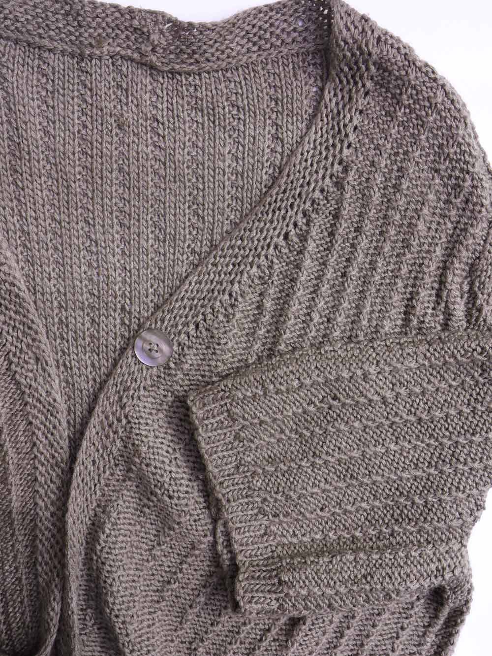 Cardigan-tejido-marron-mangas-curtas-de-punto-grueso_05