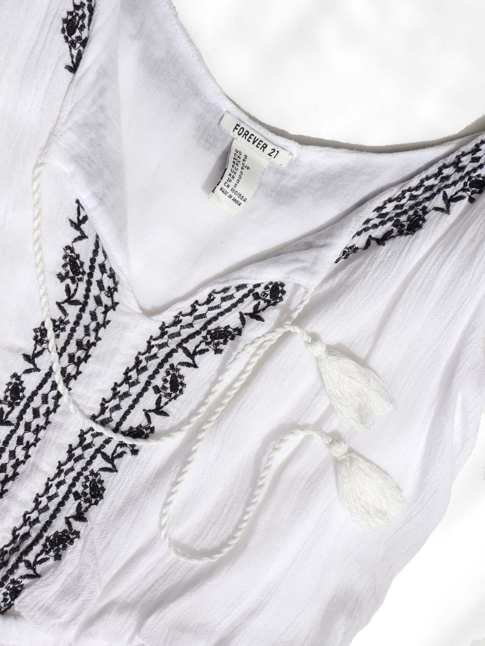 Forever-21-Enterito-curto-estilo-boho-blanco-con-idorno-hippie_04